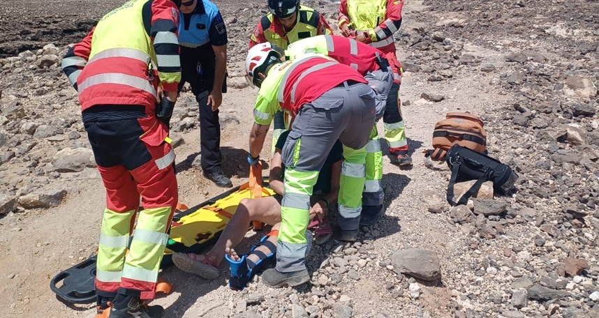 Elderly English Woman Hospitalised After Fall in Montaña Roja, Yaiza