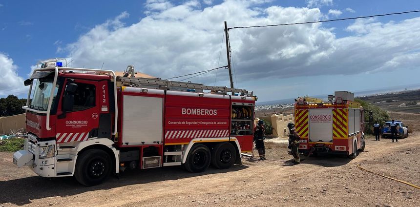 Bomberos y agentes de la Policía Local tras resolver el incidente.