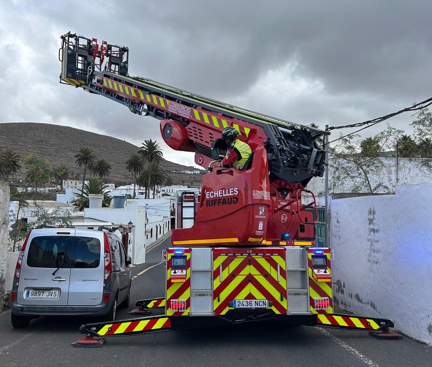 Los bomberos tuvieron que utilizar la grúa.