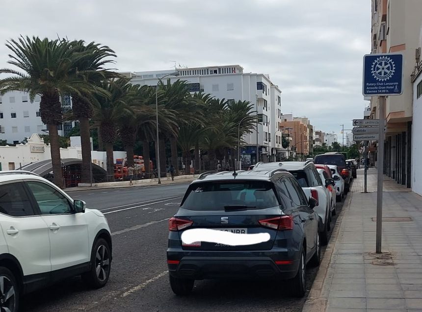 Entrada a Arrecife donde se está multando a los vehículos.