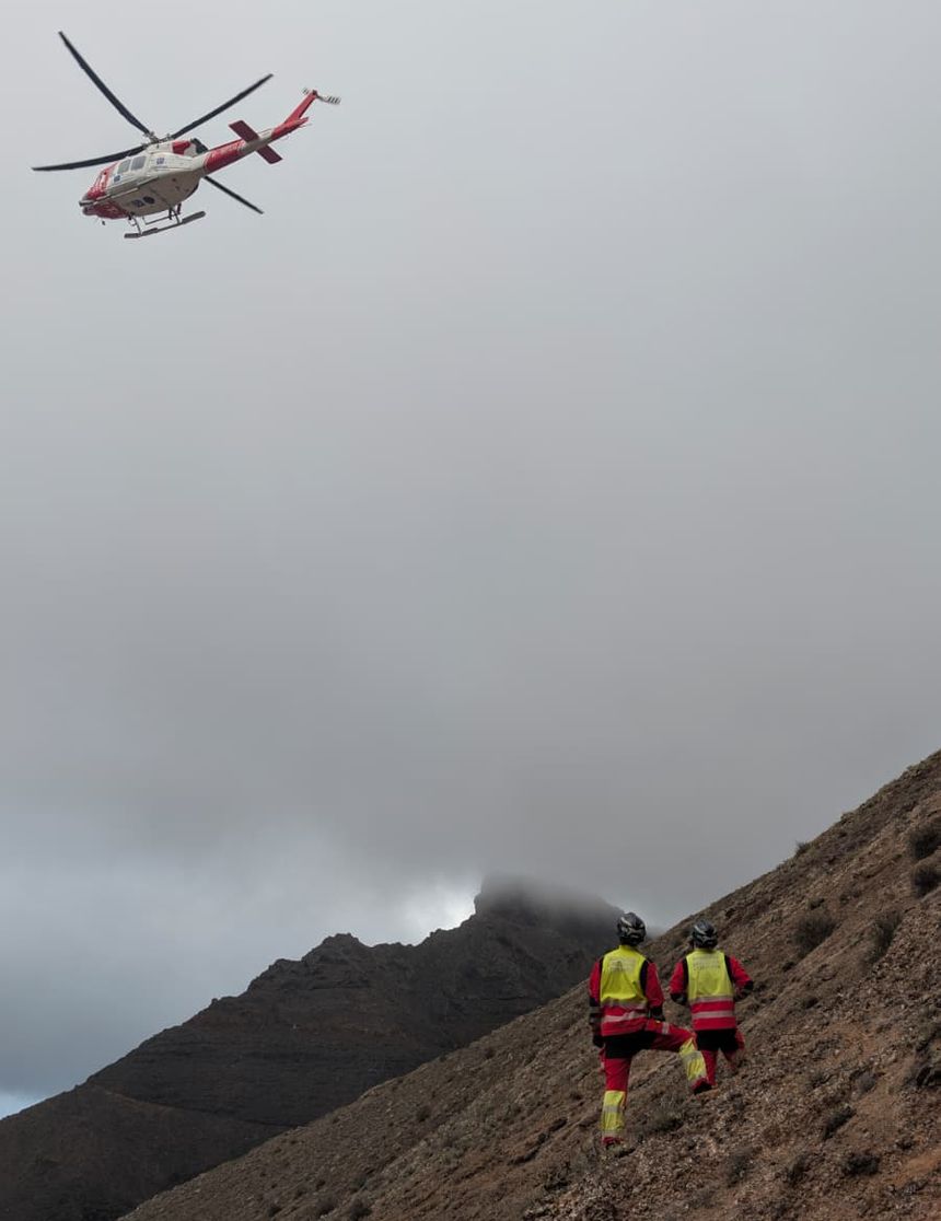 Momento de la llegada del helicóptero del GES que se hizo cargo del cadáver