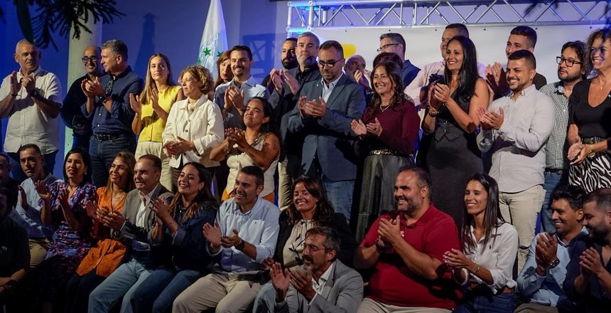Foto de familia tras el acto con la presencia del líder de la organización, Fernando Clavijo.