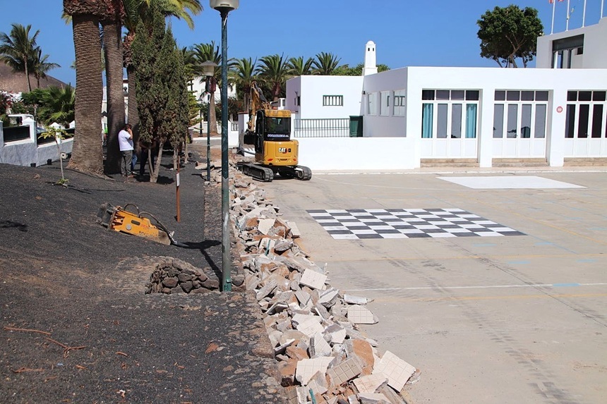Yaiza ejecutó obras de nivelación en la cancha del CEIP Yaiza