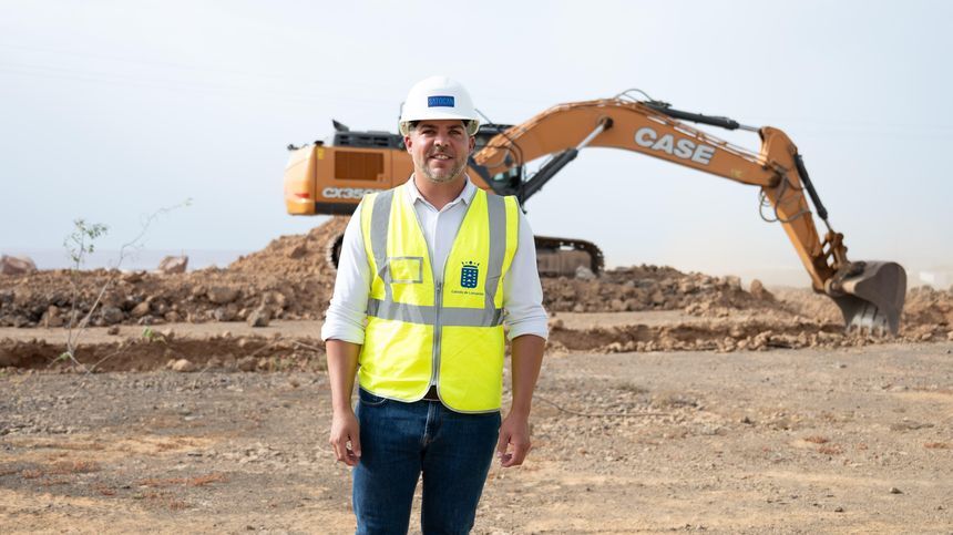 Jacobo Medina en la zona donde se va a construir la nueva residencia de mayores de Tahíche