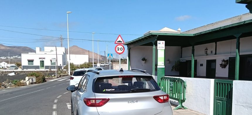 Ejemplo de una parada de guagua que apenas se ve y rodeada de vehículos