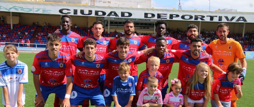 Imagen del equipo titular antes de saltar al campo