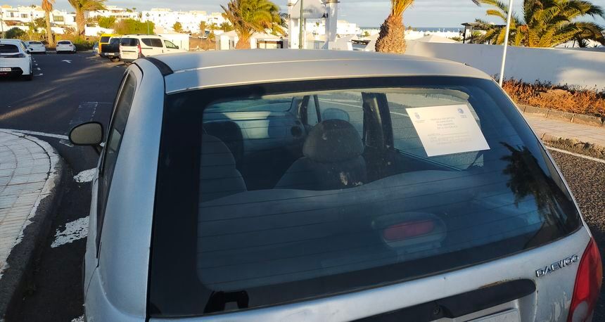 El aviso que puso la Policía Local ya apenas se ve del tiempo que lleva ahí colocado
