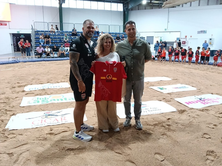 Eli Merino recibiendo una camiseta del Tinecheide.