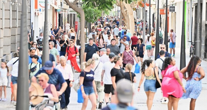 La Calle Real de Arrecife en un día de llegada de cruceros.