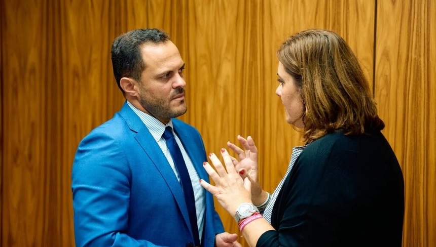 Yonathan de León hablando este jueves con la presidenta de la Autoridad Portuaria de Las Palmas.
