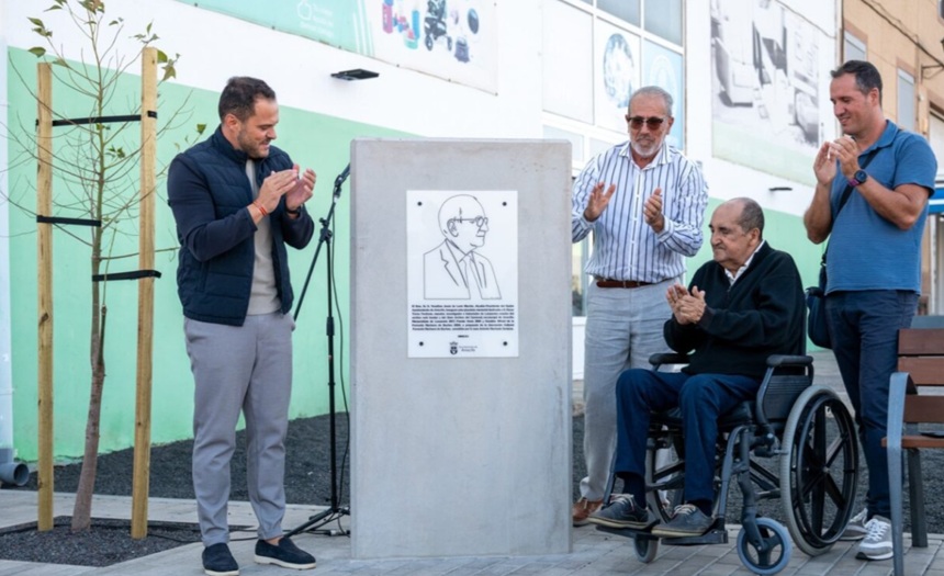 El alcalde con el homenajeado, familiares y el presidente de Los Buches.