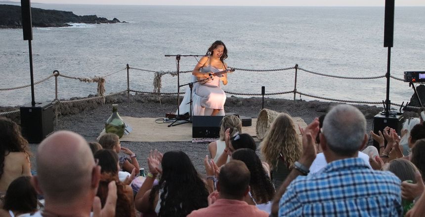 Julia Rodríguez, cantautora canaria en una actuación reciente en el municipio de Yaiza