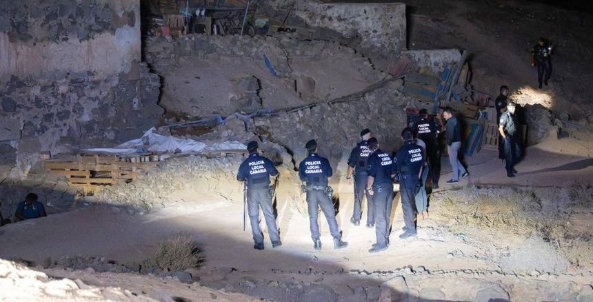 La Policía Local de Arrecife intensifica la vigilancia en las antiguas salinas de Porto Naos para evitar que se conviertan en fumaderos.
