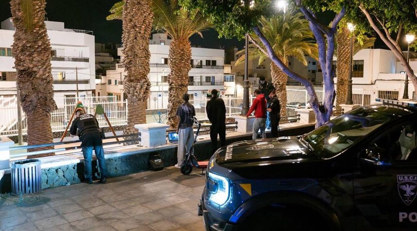 Despliegues realizados por la Policía Local de Arrecife este pasado fin de semana en la plaza de La Vega.