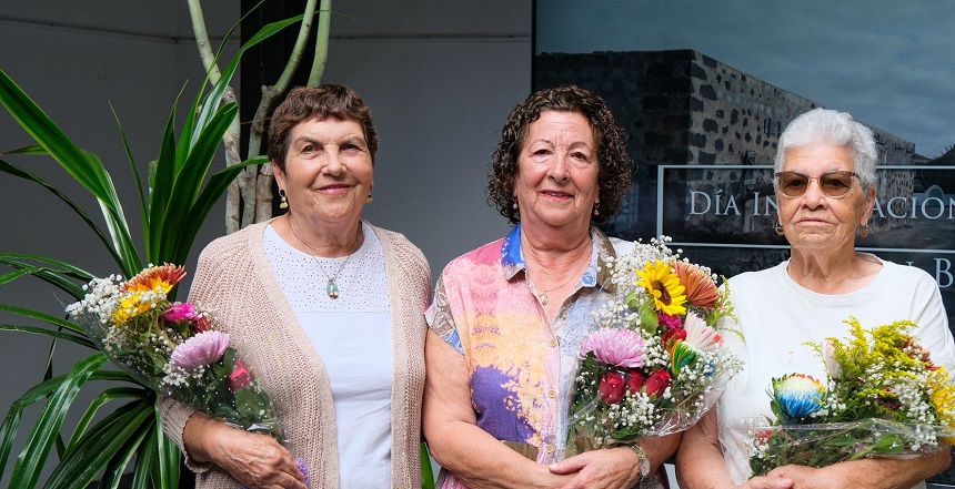 Imagen de las tres mujeres que recibieron el más que merecido reconocimiento.