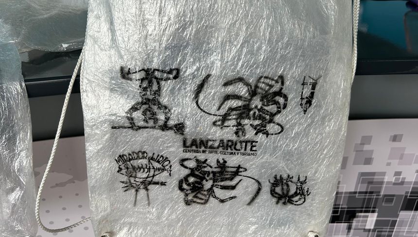 Una bolsa reciclada con el papel film que se utilizó en los Centros.