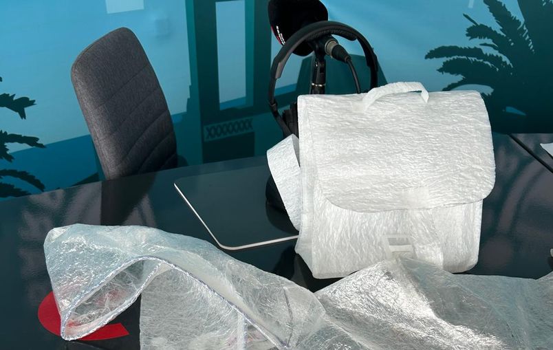 La mochila también está hecha a base de diferentes capas de papel film.