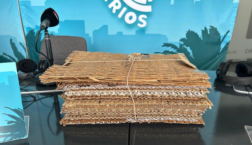 Las cajas de cartón se convierten en papel de embalar ecológico.