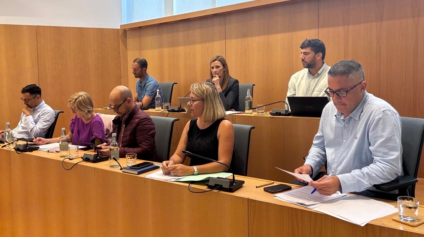 Integrantes del Grupo Socialista durante la sesión plenaria de este martes.