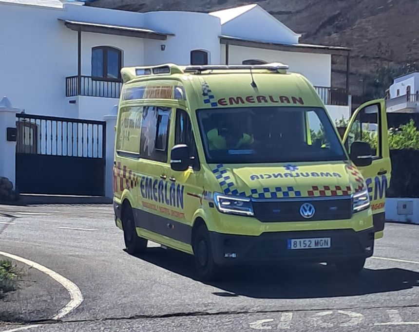Momento en el que la ambulancia iniciaba la marcha para llevar a la persona herida al hospital