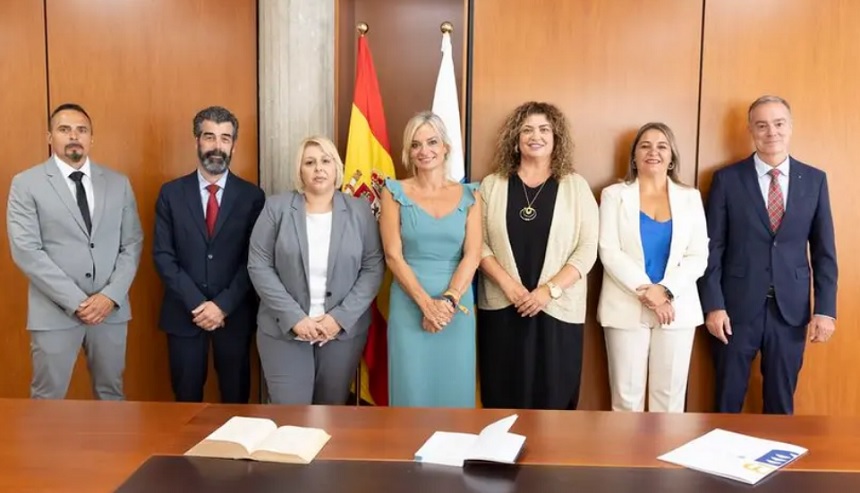 Esther Machín al lado de la consejera Esther Monzón el día que se presentó el nuevo equipo de la Consejería de Sanidad.