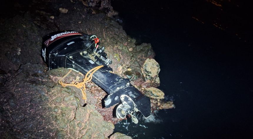 El motor quedó tirado a un lado de la embarcación