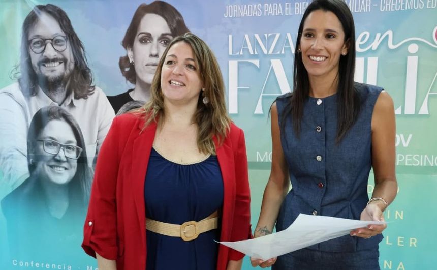 Mónica Vargas y Aroa Revelo en la presentación del proyecto Lanzarote en Familia.
