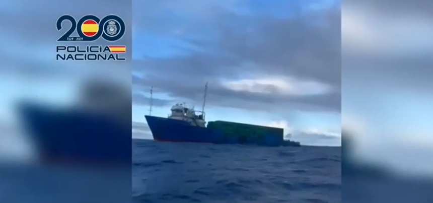 Imagen del mercante captada por la Policía Nacional antes de abordarlo.