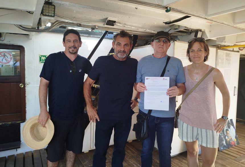 Los integrantes del sindicato con el capitán del barco