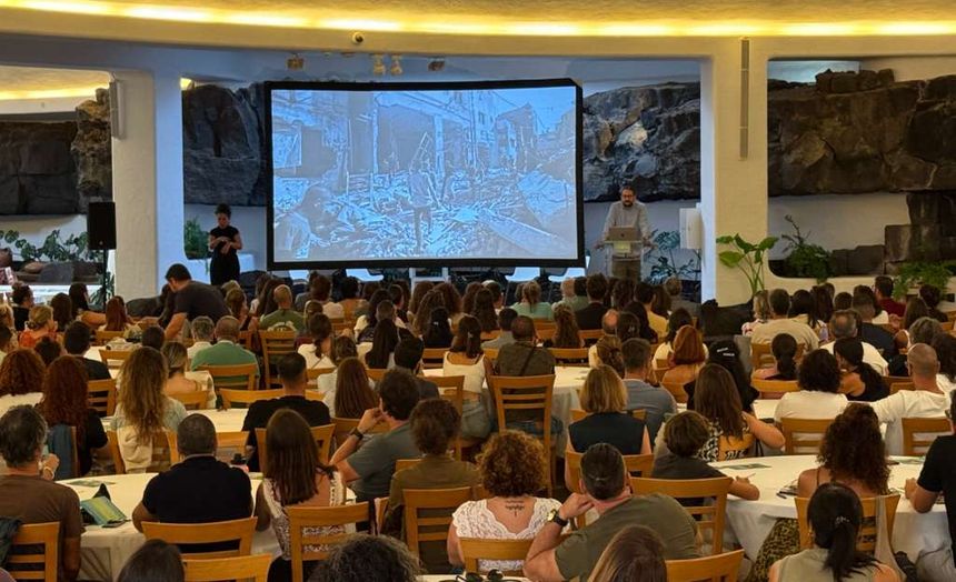Alberto Soler en la charla en el Monumento al Campesino.