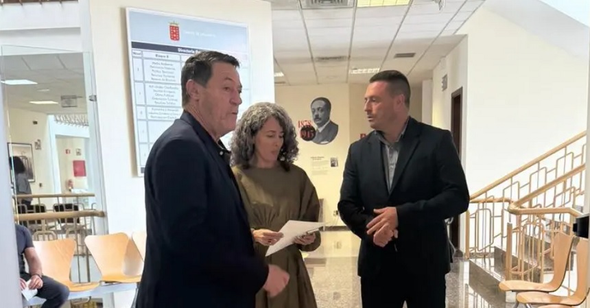 La portavoz del PSOE con el portavoz de VOX en el Cabildo de Lanzarote después de firmar el pasado viernes de forma conjunta la solicitud de un pleno extraordinario.