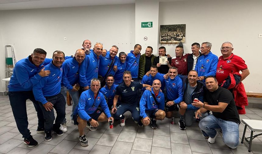 Después del partido y a pesar del cansancio la expedición terminó satisfecha.