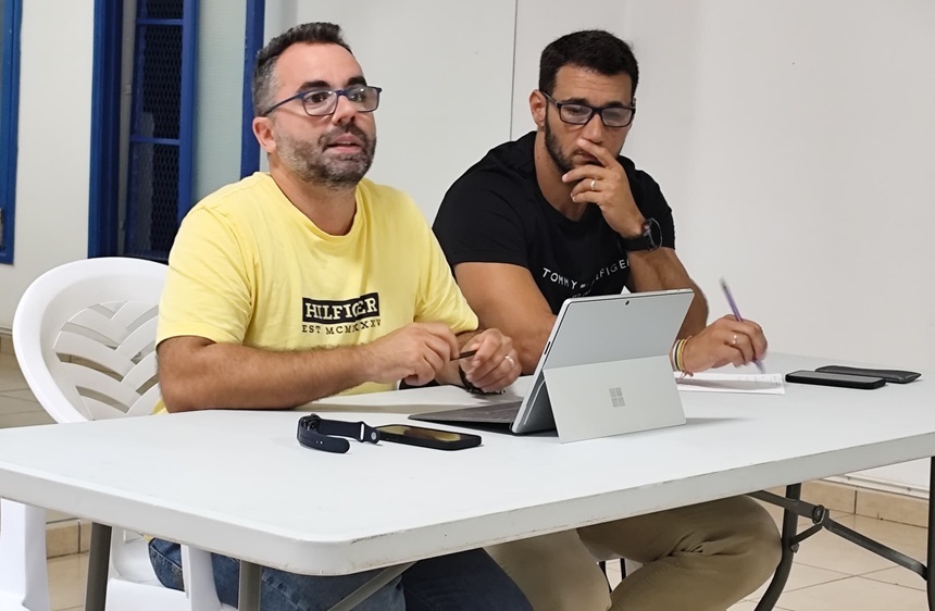 Echedey Eugenio y Rosmen Quevedo hablando a los presentes en el encuentro.