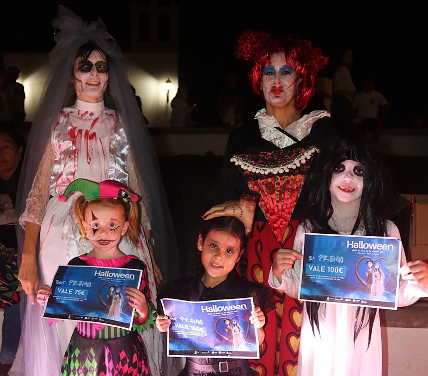 Imagen de las ganadoras en la pasarela de disfraces.