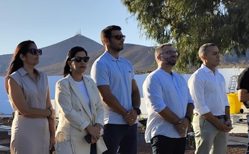 Imagen de los integrantes del Gobierno municipal en el cementerio este sábado.