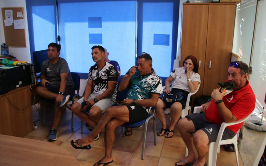 Los competidores atentos a las explicaciones.