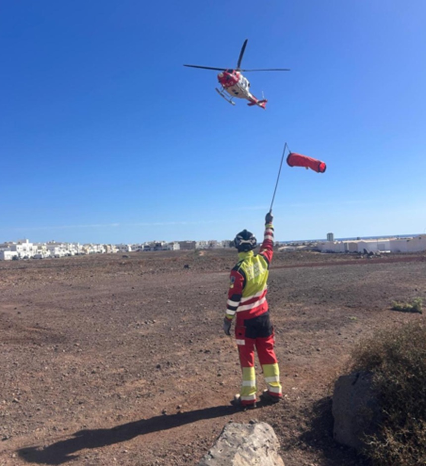 Momento de la llegada del helicóptero con el herido al helipuerto que tienen los bomberos en Arrecife.