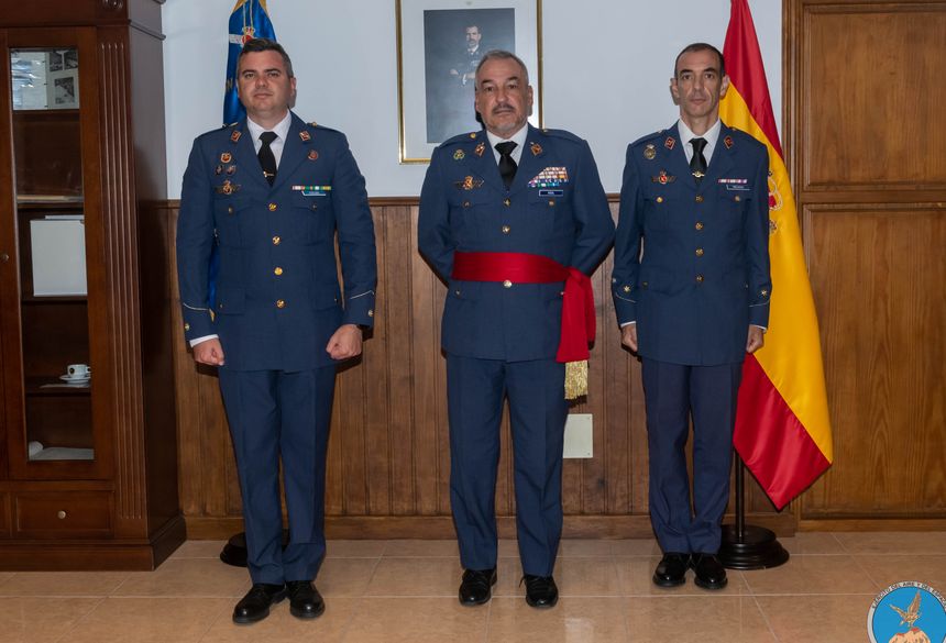 Foto_De izquierda a derecha_comandante Tanausú Guglieri_general Francisco Javier Vidal_capitán Antonio Viciana