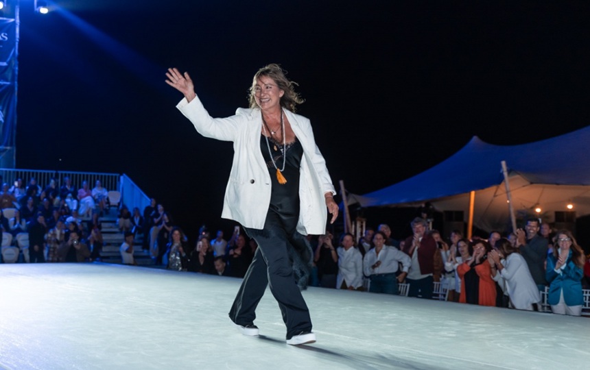 María Cao saliendo al escenario para recibir el cariño de los asistentes al evento del viernes.