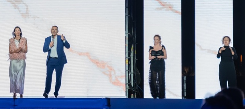 Nuestra compañera Laura San José condujo el acto del jueves y el del viernes. En esta ocasión subió al escenario precisamente con un impresionante vestido de María Cao.