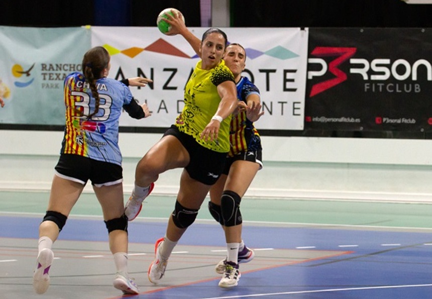 Los dos equipos lo dieron todo en el campo.