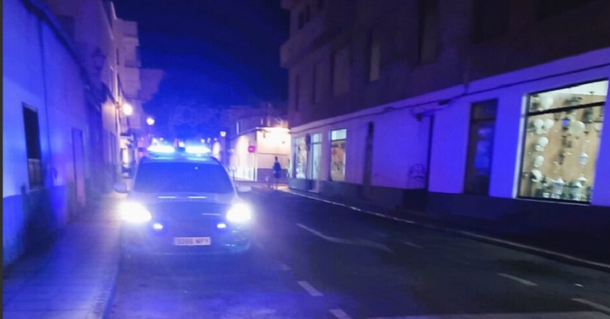 Los agentes de la Policía Local de Arrecife han estado preparando las calles más conflictivas durante todo el miércoles para evitar el mayor número de daños posibles este jueves. 