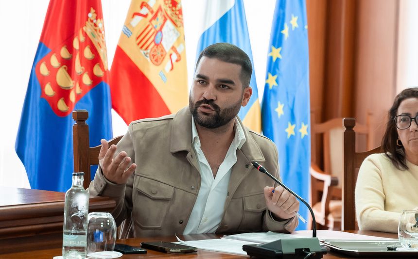 El consejero durante el pleno explicando el contenido de los documentos.