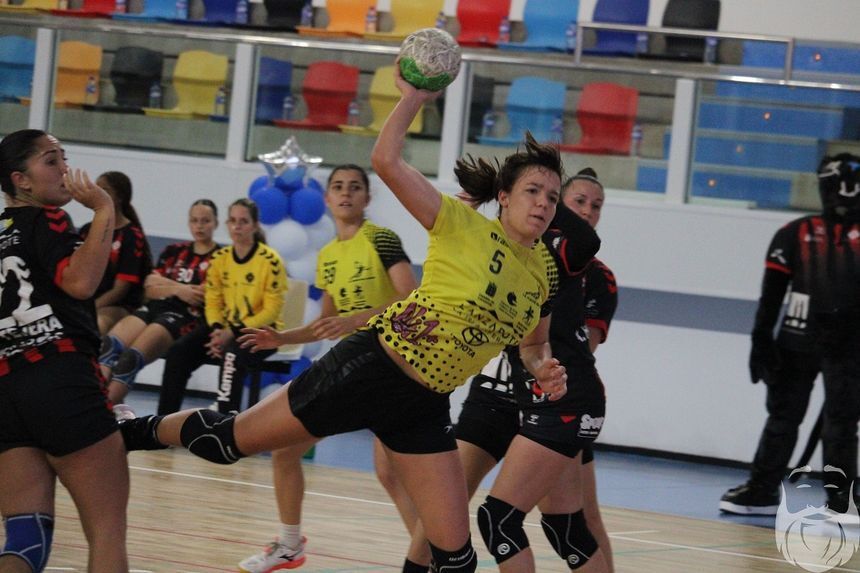 Una de las jugadoras del Puerto del Carmen en una entrada a portería.