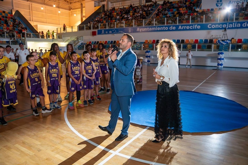 El alcalde de Arrecife y la concejala de Deportes en el momento de sus intervenciones
