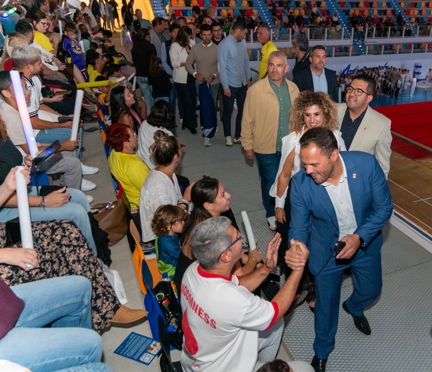 El alcalde de Arrecife saludando a los asistentes al acto de reapertura 
