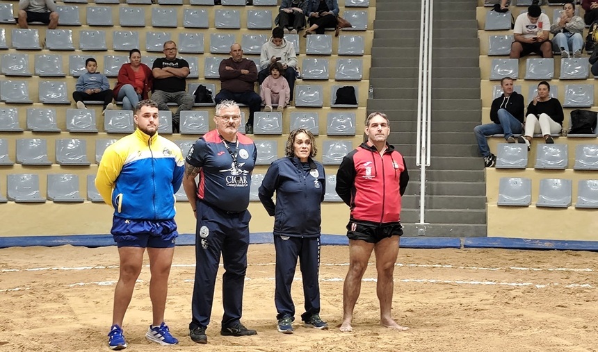 Árbitros y capitanes antes de empezar la luchada.