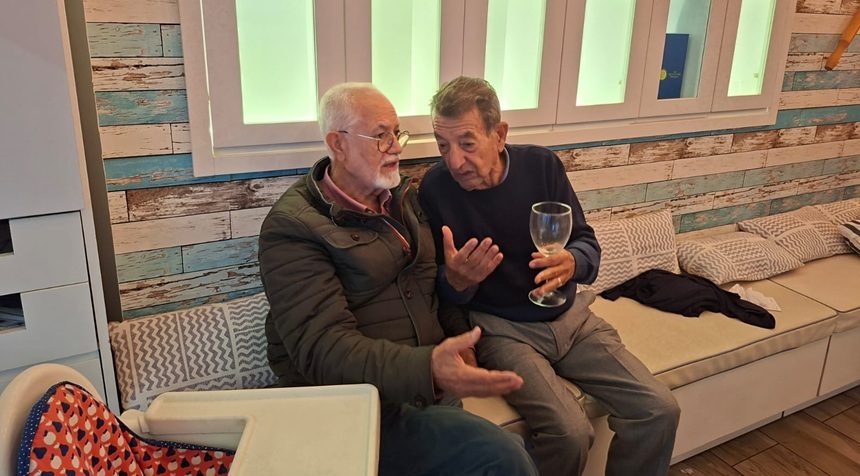 El actual presidente del PSOE en Lanzarote, Marcial Martín, charlando con su amigo Segundo Rodríguez, secretario general de los socialistas lanzaroteños durante muchos años.