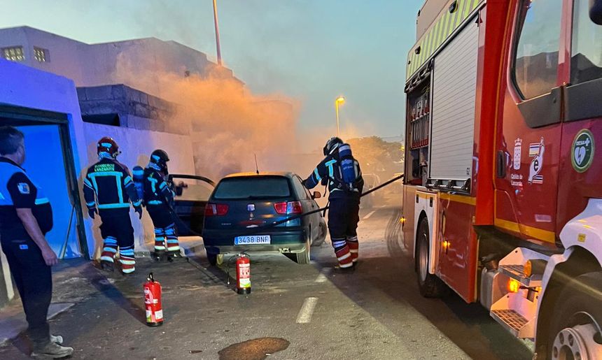 Los bomberos sofocaron el fuego provocado en el vehículo en la calle Jaime Balmes.