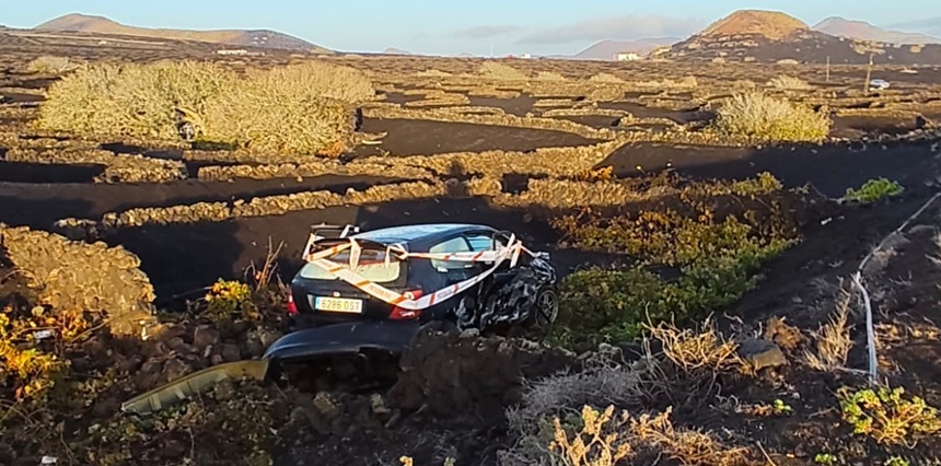 El coche quedó en medio del campo.